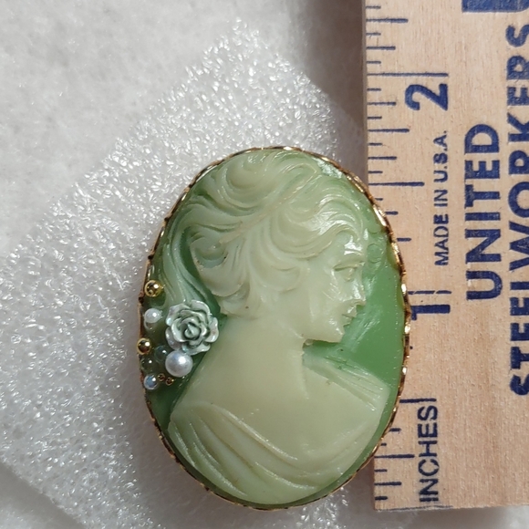 Antiqued Green & Ivory Cameo Brooch Right Face - Picture 2 of 8